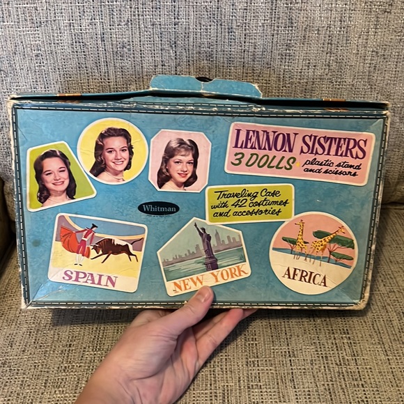 Vintage Lennon Sisters Traveling Case w/ 3 Dolls, Stands, 41 Costumes/Accesories - Picture 15 of 16